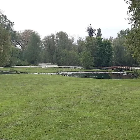 Adorable Bordee D'etangs Au Calme.