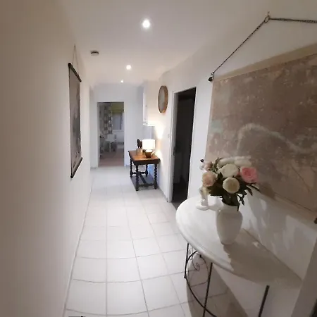 Adorable Bordee D'etangs Au Calme. *