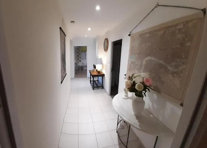 Adorable Bordee D'etangs Au Calme. *