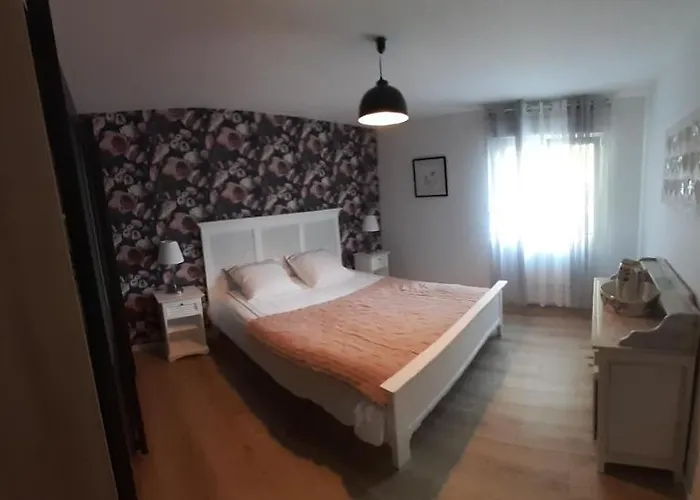 Adorable Bordee D'etangs Au Calme. Grandcourt (Somme)