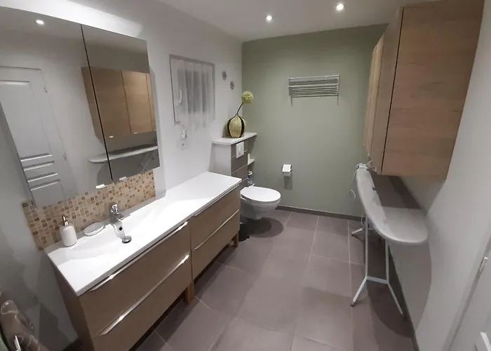 Adorable Bordee D'etangs Au Calme.