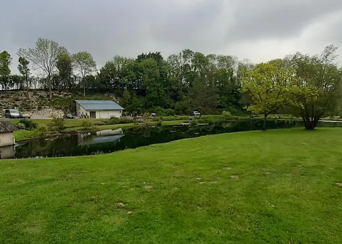 Adorable Bordee D'etangs Au Calme.